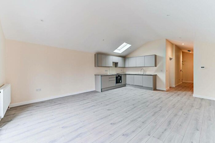 1 Bedroom Flat To Rent In Station Approach Road, Sutton, Tadworth, KT20