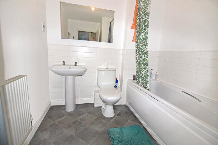 3 Bedroom Terraced House For Sale In Queen Elizabeth Drive, Swindon, Wiltshire, SN25