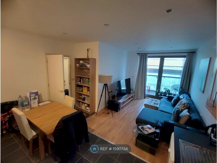 2 Bedroom Flat To Rent In Oak Square, London, SW9