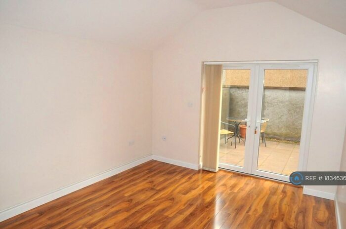 2 Bedroom Flat To Rent In Kingswood, Bristol, BS15
