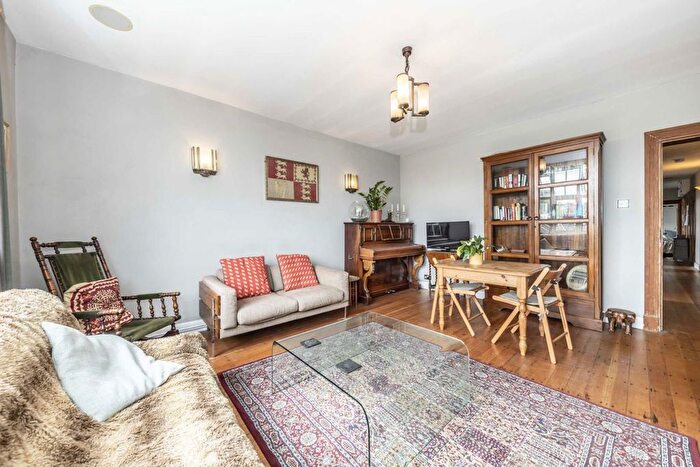 3 Bedroom Flat To Rent In Kings Avenue, Clapham, SW4