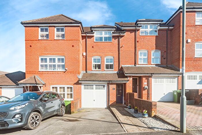 3 Bedroom Town House For Sale In Canberra Way, Beggarwood, Basingstoke, RG22