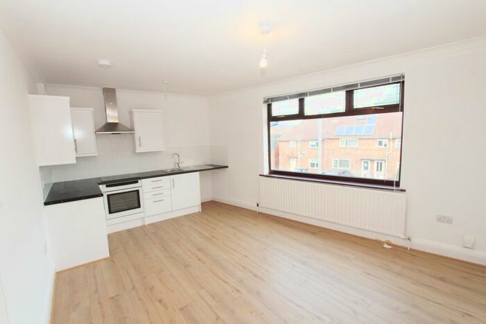 2 Bedroom Flat To Rent In Central Avenue, Beeston, Nottingham, NG9