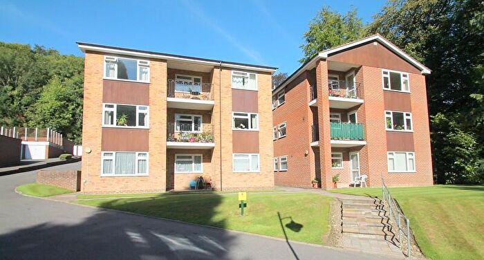 2 Bedroom Flat To Rent In Bedroom Ground Floor Flat In Caterham Valley, CR3
