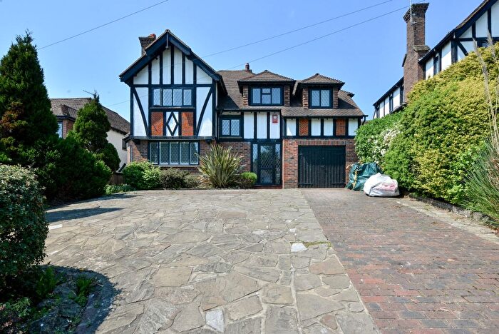 4 Bedroom Detached House To Rent In Woodland Drive, Hove, BN3