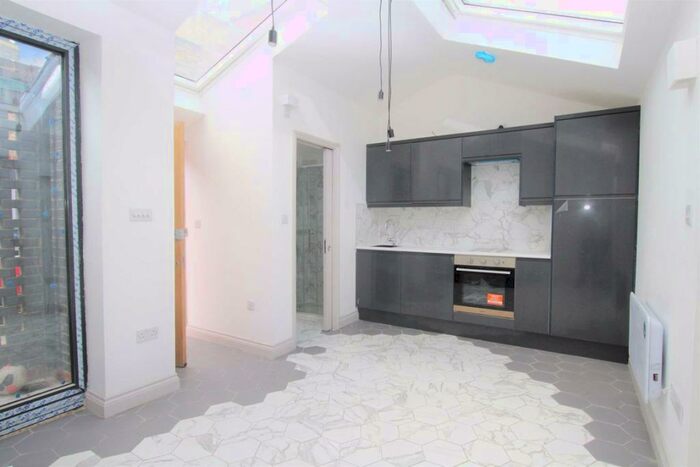 Flat To Rent In Berners Road, London, N22