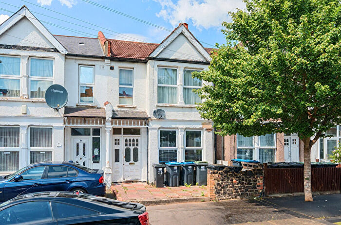 3 Bedroom Apartment For Sale In Langdale Road, Thornton Heath, CR7
