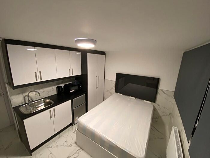 6 Bedroom Town House To Rent In Barchester Close, Uxbridge, UB8
