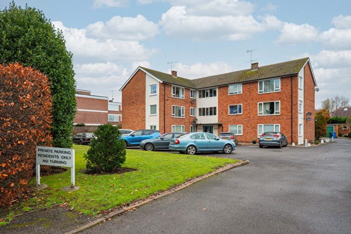 2 Bedroom Flat For Sale In Chertsey Road, Shepperton, Surrey, TW17