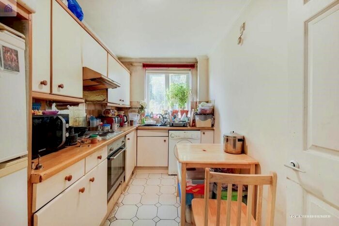 3 Bedroom Flat To Rent In Barking Road, London, E6