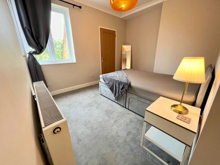 2 Bedroom Flat To Rent In Grand Drive, Raynes Park, SW20