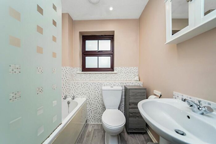 1 Bedroom Flat To Rent In Orchid Close, Abridge, RM4