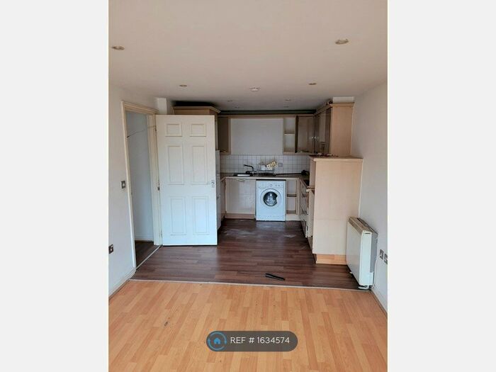 2 Bedroom Flat To Rent In Magnum House, Kingston Upon Thames, KT2