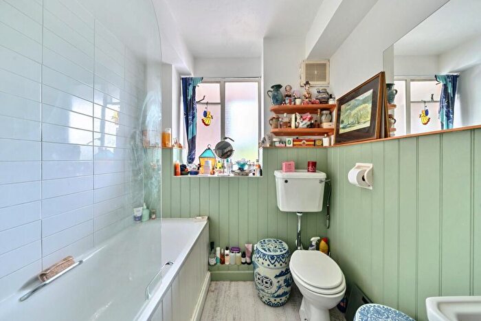 1 Bedroom Flat For Sale In Champion Hill, Camberwell, London, SE5