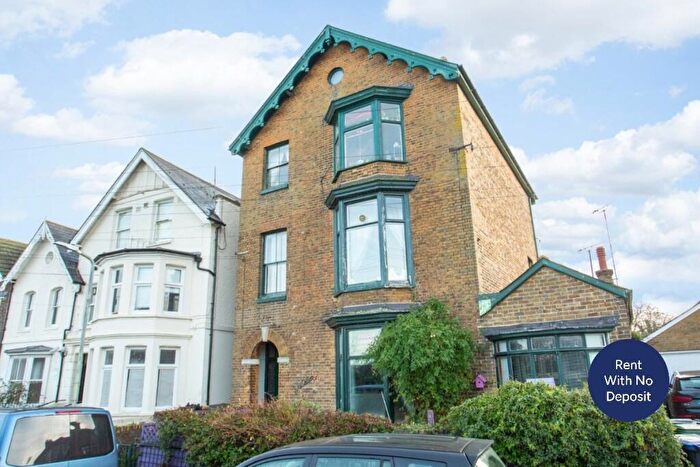 2 Bedroom Flat To Rent In West Cliff, Whitstable, Kent, CT5