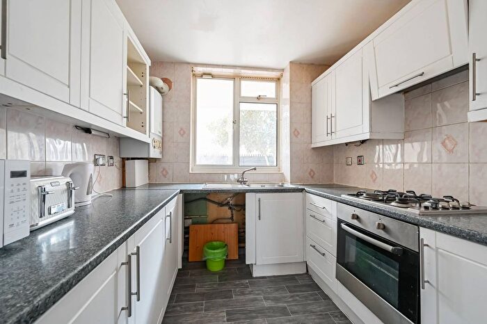 3 Bedroom Flat For Sale In Barnardo Street, Shadwell, London, E1