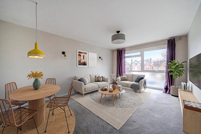 2 Bedroom Flat For Sale In Oakwood Avenue, Beckenham, Kent, BR3