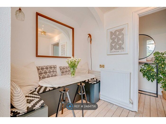 1 Bedroom Flat To Rent In Netherleigh Flats, Leeds, LS8