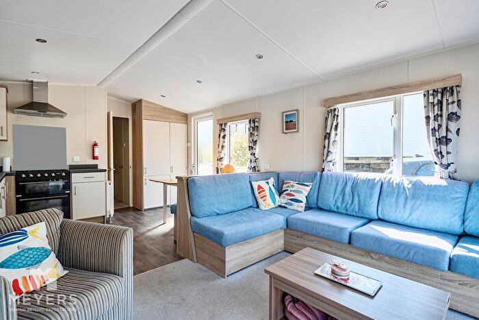 3 Bedroom Mobile/park Home For Sale In Durdle Door Holiday Park, Wareham, BH20 - Photo 4