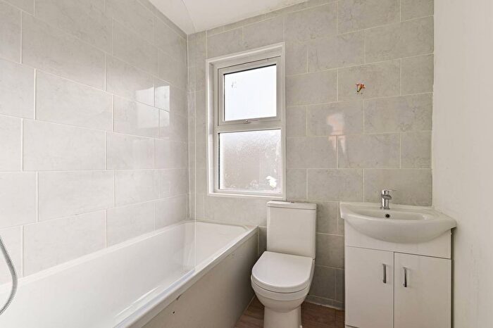 1 Bedroom Flat To Rent In Dalebury Road, Tooting Bec, London, SW17