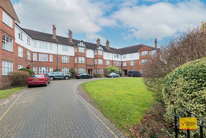 3 Bedroom Flat To Rent In The Green, London, N21