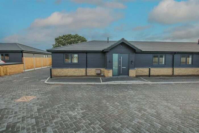 3 Bedroom Semi-Detached Bungalow For Sale In Ockendon Road, North Ockendon, Upminster, RM14