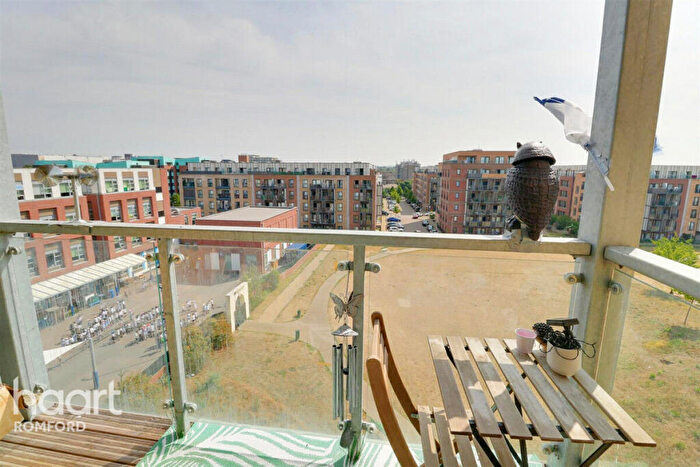 2 Bedroom Apartment To Rent In Cathedral Court - Romford -, RM7