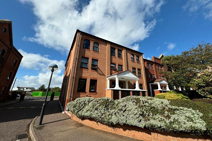 1 Bedroom Flat To Rent In Bedroom Ground Floor Flat In Southend On Sea, SS1