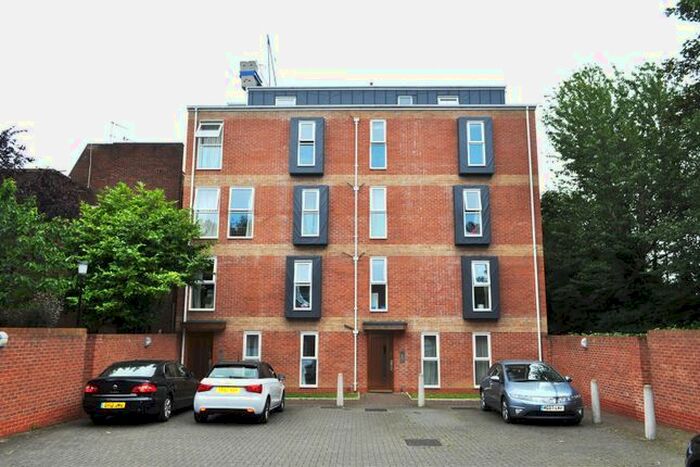 1 Bedroom Flat To Rent In Inwood Avenue, Hounslow Central/East, TW3