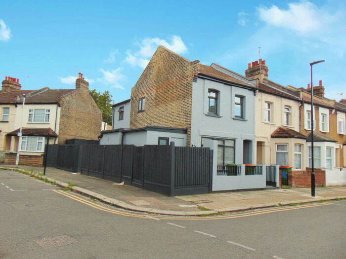 3 Bedroom End Of Terrace House To Rent In Canning Town, London, E16