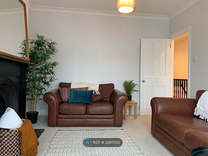 3 Bedroom Flat To Rent In Revelstoke Road, London, SW18