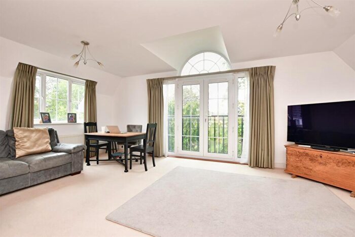 3 Bedroom Duplex For Sale In Hartington Close, Reigate, Surrey, RH2