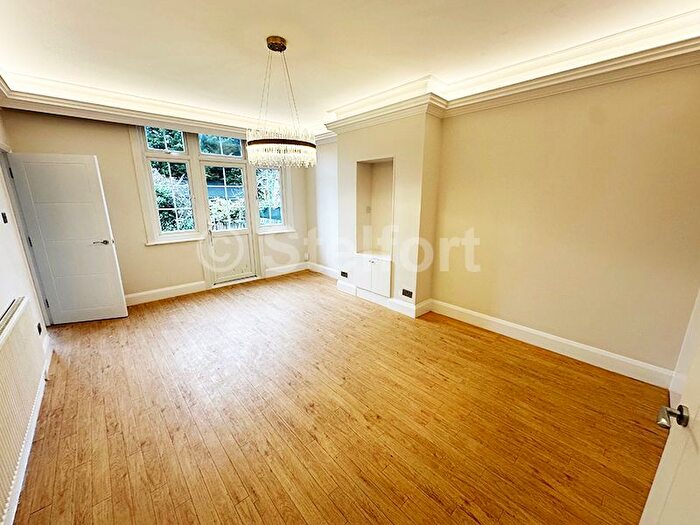 3 Bedroom Flat To Rent In Woodstock Avenue, London, NW11