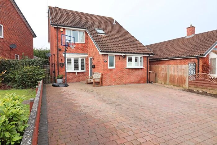 3 Bedroom Detached House For Sale In Gilder Close, Luton, Bedfordshire, LU3