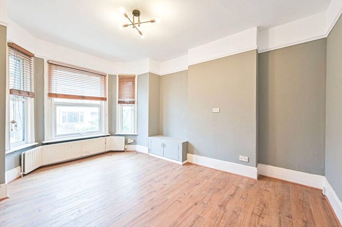 3 Bedroom Flat To Rent In Brownlow Road, Finchley Central, London, N3