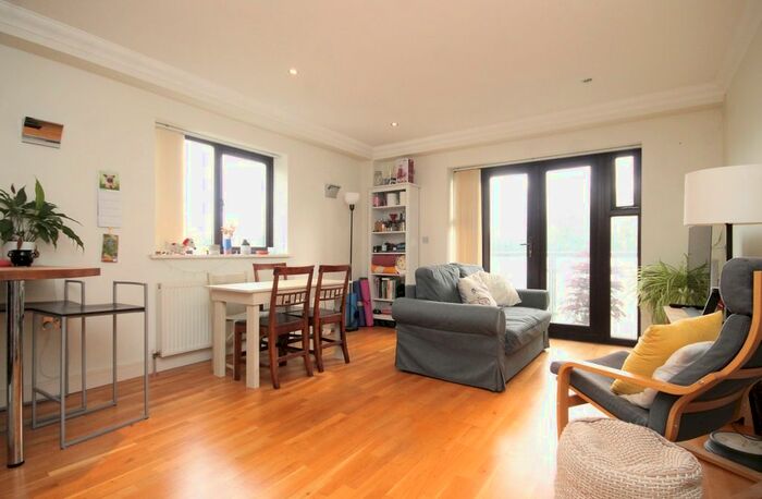 2 Bedroom Flat To Rent In Maple Leaf Court, Broomfield Lane, Palmers Green, N13