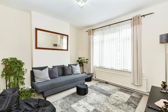 2 Bedroom Maisonette For Sale In Silverland Street, London, E16