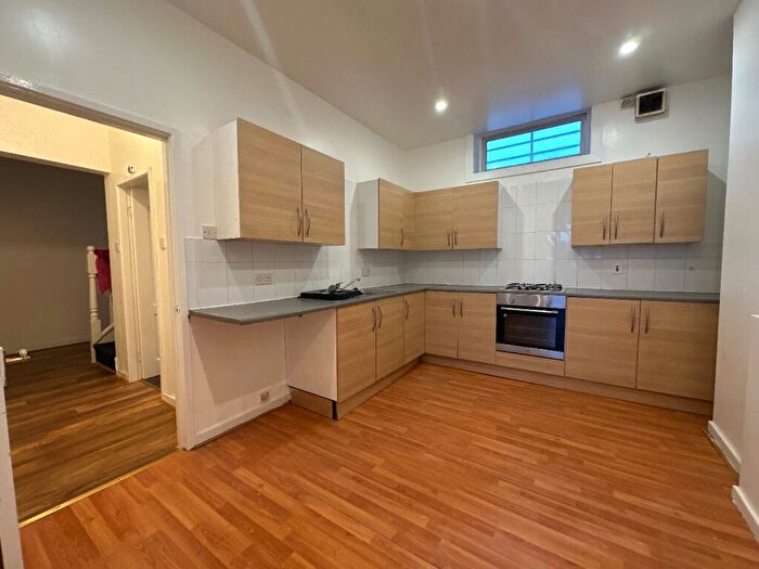 4 Bedroom Flat To Rent In Stretford Road, Old Trafford, Manchester, M16