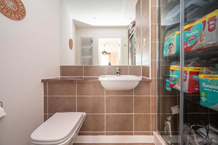 2 Bedroom Flat For Sale In Goldfinch Court, Child's Hill, London, NW11