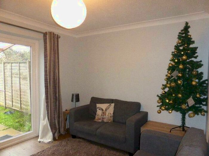 4 Bedroom Semi-Detached House To Rent In Cadge Close, Norwich, NR5