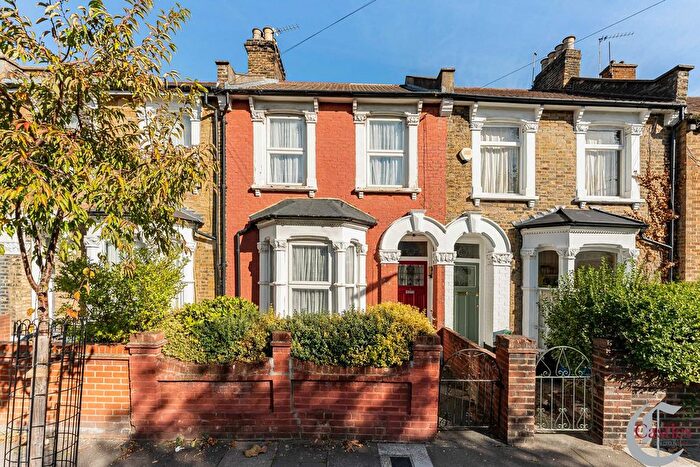 3 Bedroom Property For Sale In Coopersale Road, London, E9