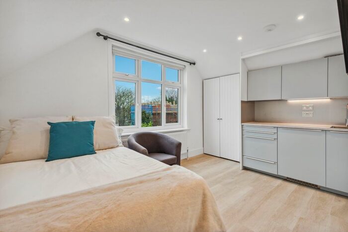 Studio To Rent In Spencer Road, Grove Park, W4