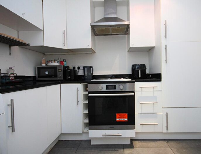 3 Bedroom Flat To Rent In Julian Court, Camden Road, Camden Town, NW1