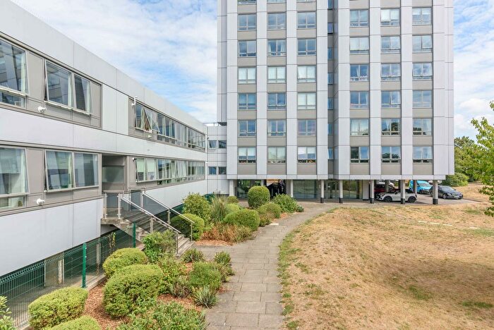 2 Bedroom Flat For Sale In Wellington Close, Walton-On-Thames, KT12