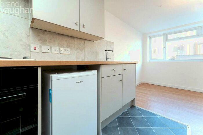 Flat To Rent In Railway Road, Newhaven, East Sussex, BN9