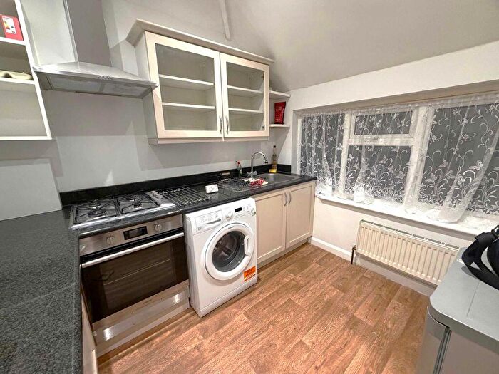 2 Bedroom Maisonette To Rent In Oak Tree Dell, London, NW9