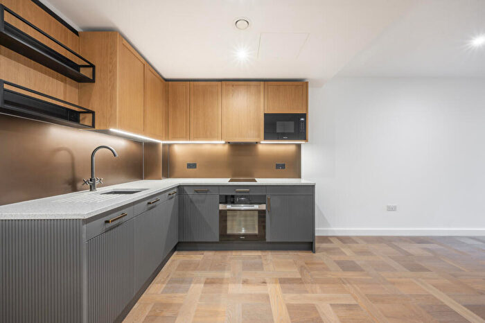 Flat To Rent In Saffron Wharf, London Dock, E1W