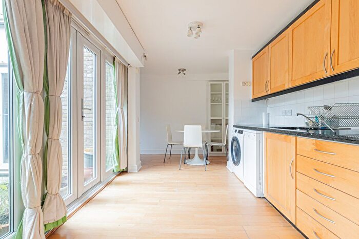 2 Bedroom Flat To Rent In Princelet Street, Spitalfields And Banglatown, E1