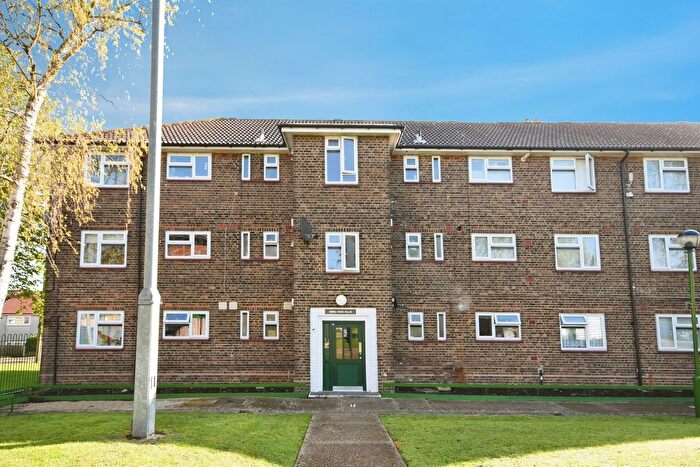3 Bedroom Flat For Sale In Montgomery Crescent, Romford, RM3
