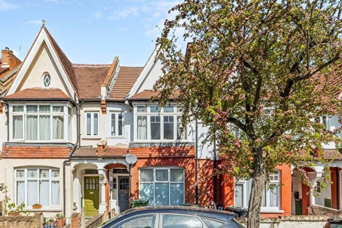 3 Bedroom Flat To Rent In Broxholm Road, West Norwood, SE27